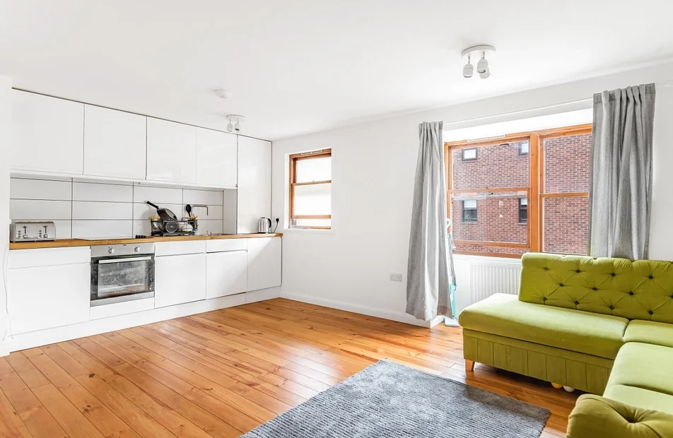 Flat Lefroy Road in Greater London