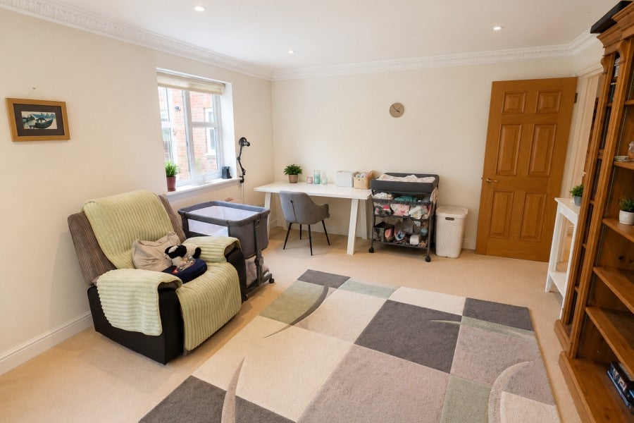 Flat St John's Lodge in Woking