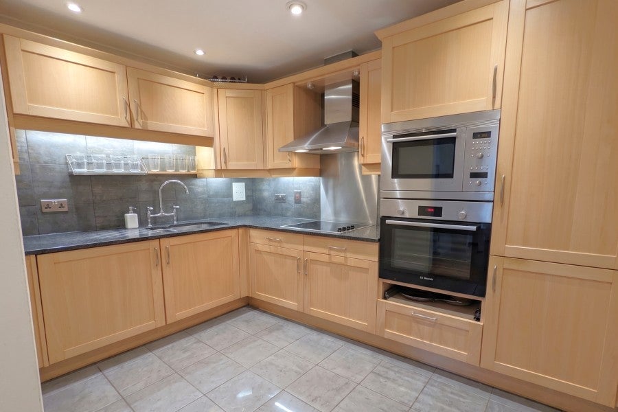 Flat St John's Lodge in Woking