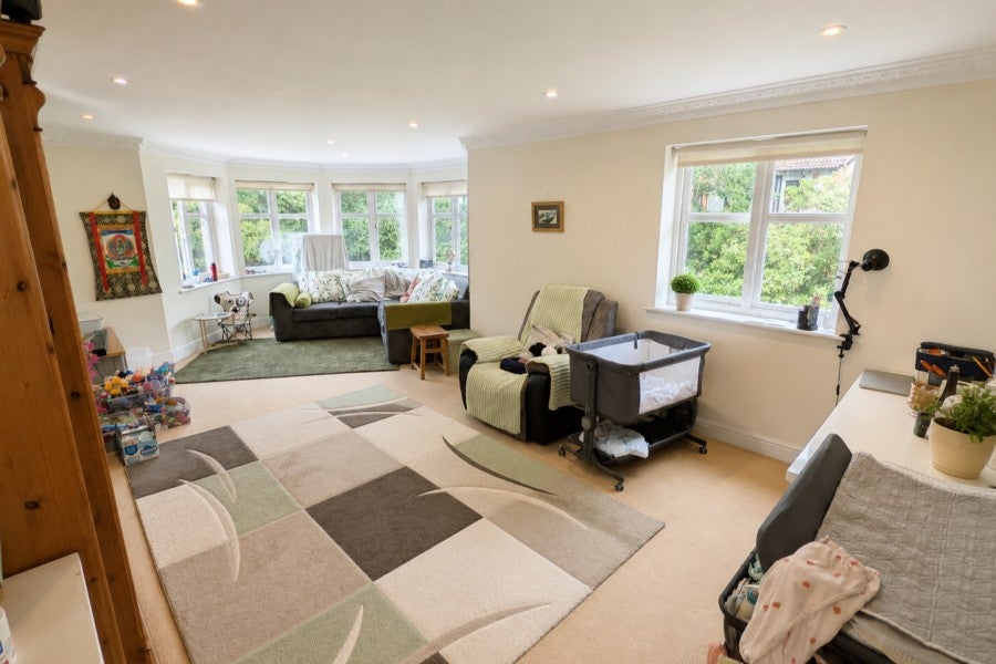 Flat St John's Lodge in Woking