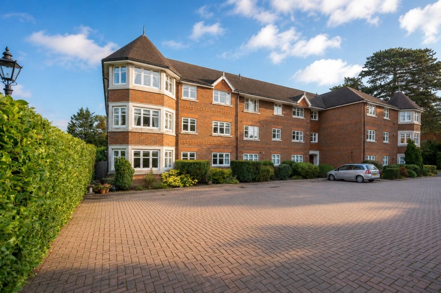 Flat St John's Lodge in Woking