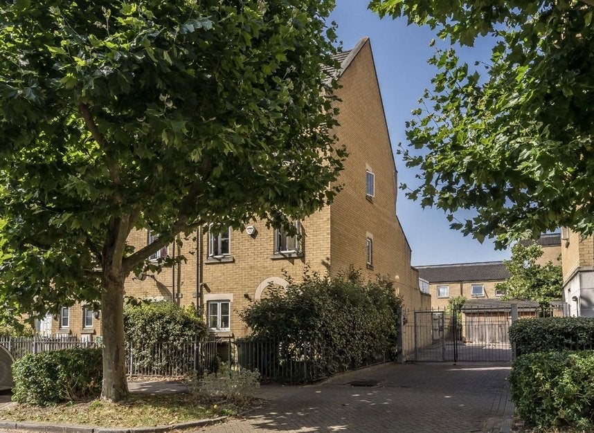House Kelly Avenue in Greater London