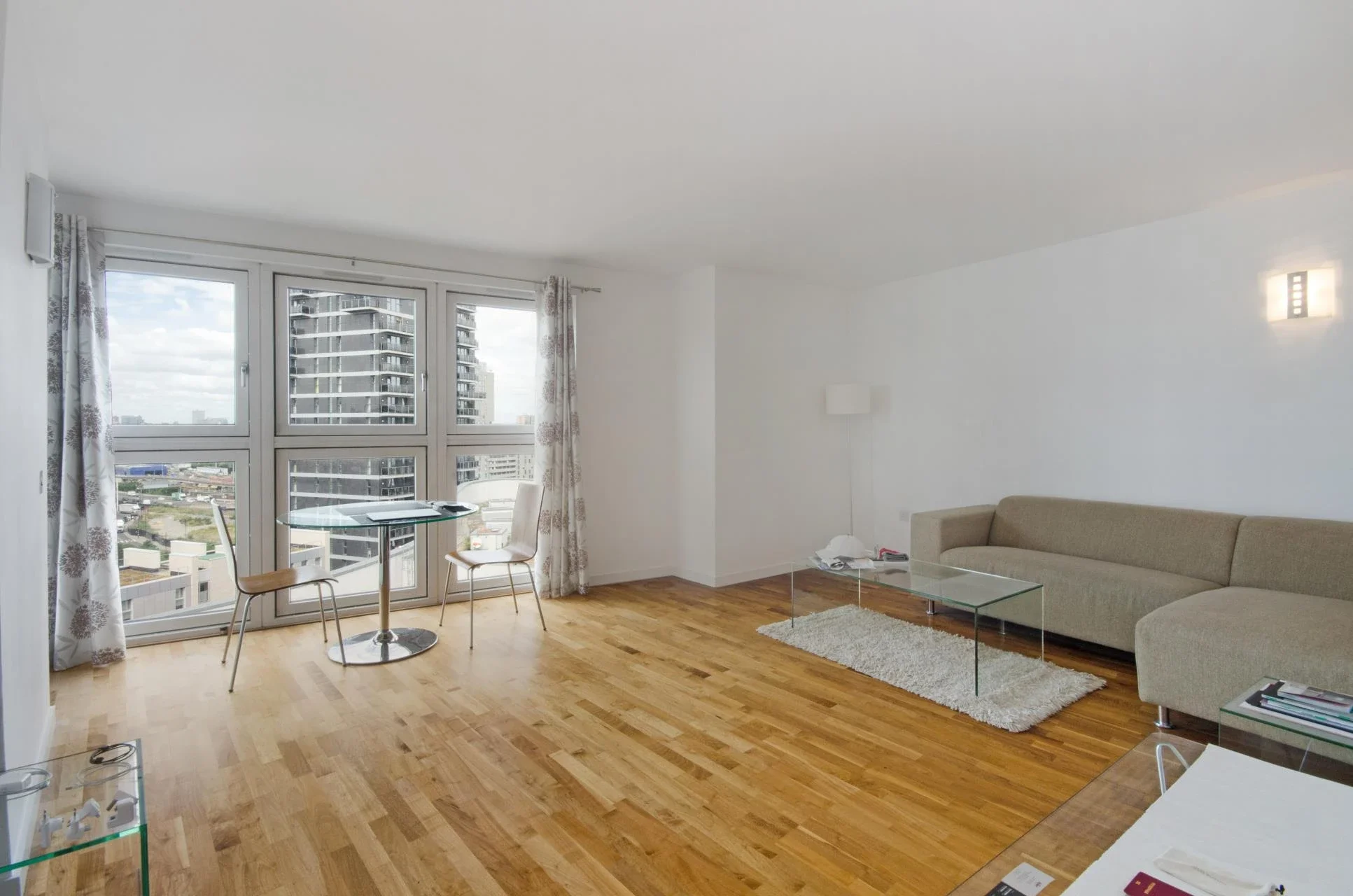 Flat Fairmont Avenue in Greater London