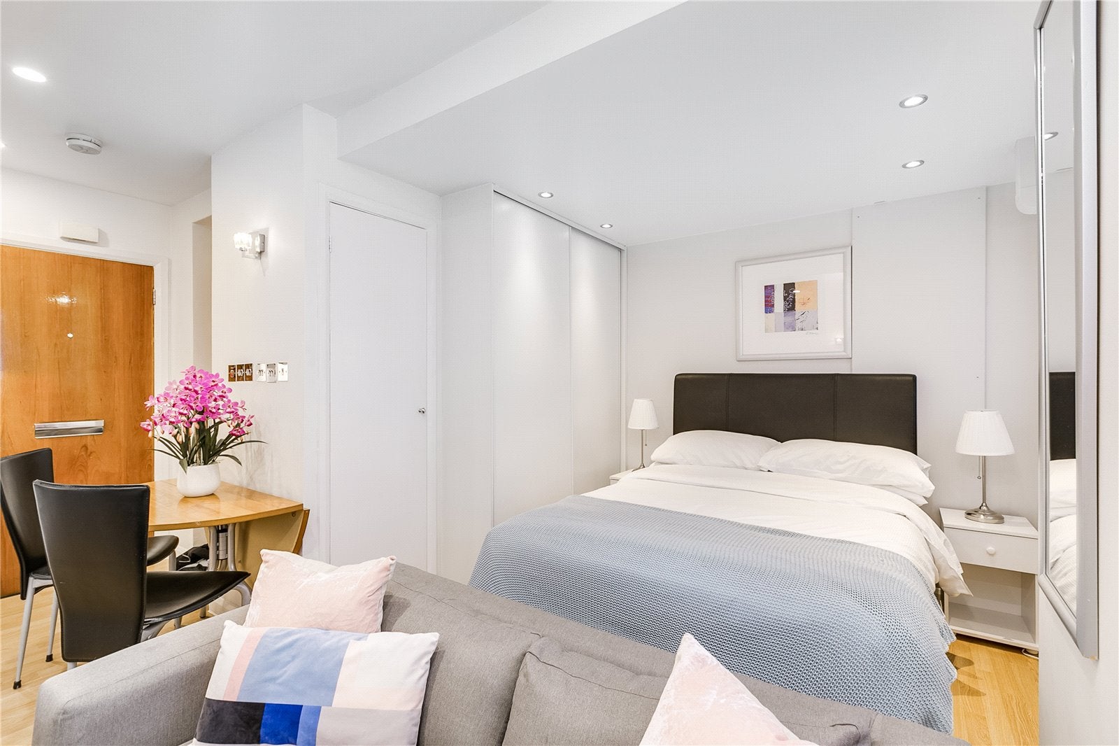 Flat Sloane Avenue in Greater London