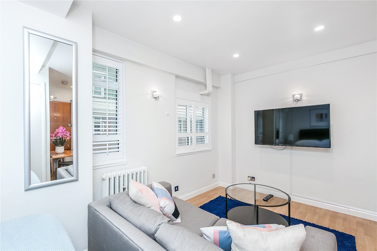 Flat Sloane Avenue in Greater London