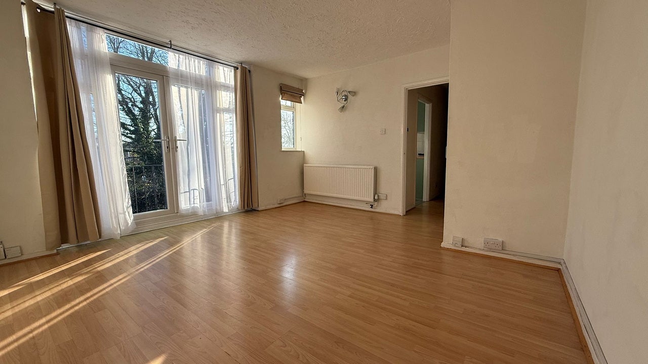Flat The Shires in Luton