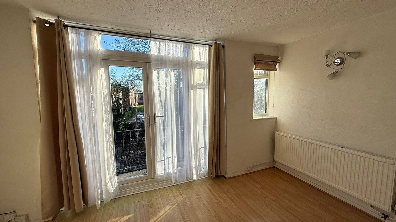 Flat The Shires in Luton