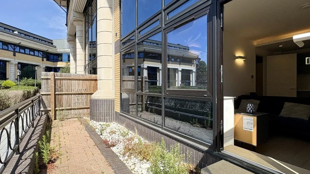 Flat Harlequin Avenue in Greater London