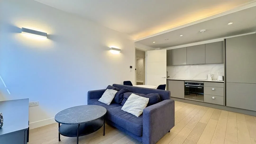 Flat Harlequin Avenue in Greater London