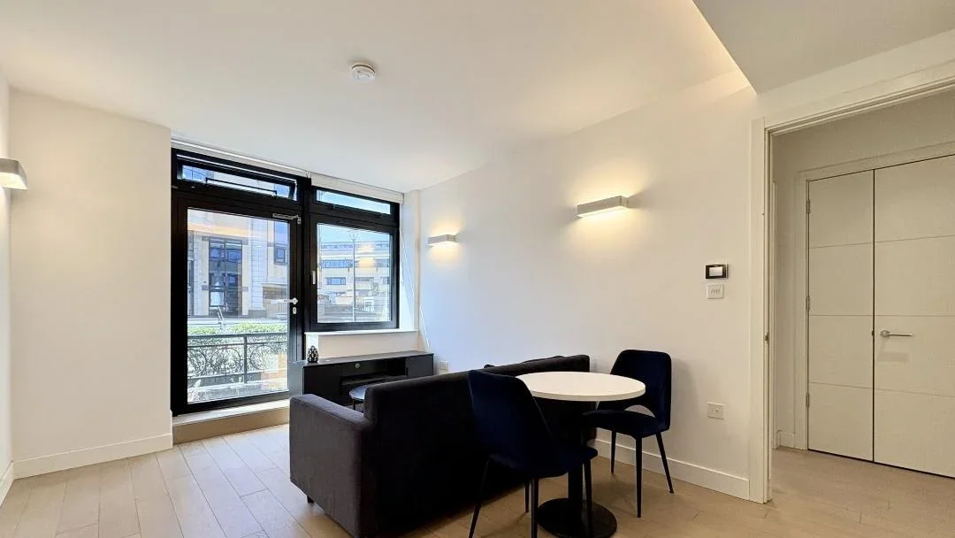 Flat Harlequin Avenue in Greater London