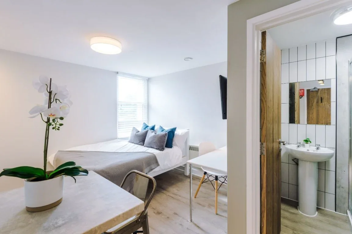 Flat Jesmond Road in Newcastle upon Tyne