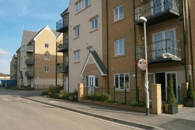Flat Varcoe Gardens in Greater London