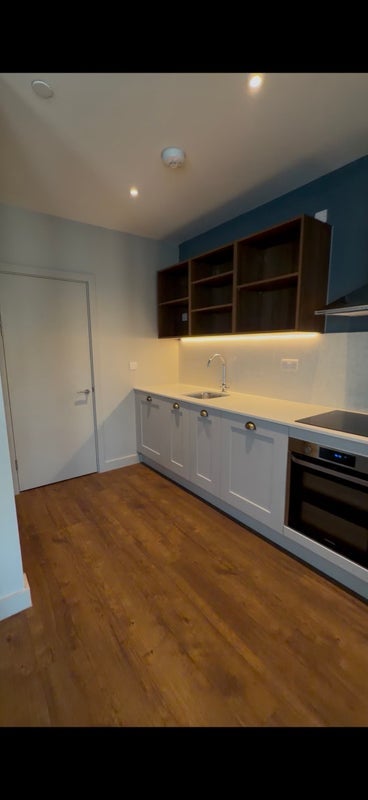 Room South Way in Greater London