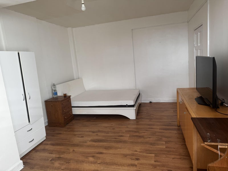 Room Mottingham Road in Greater London