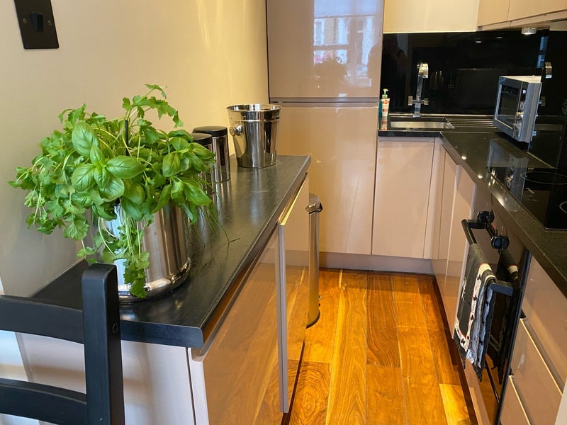 Flat Eardley Crescent in Greater London