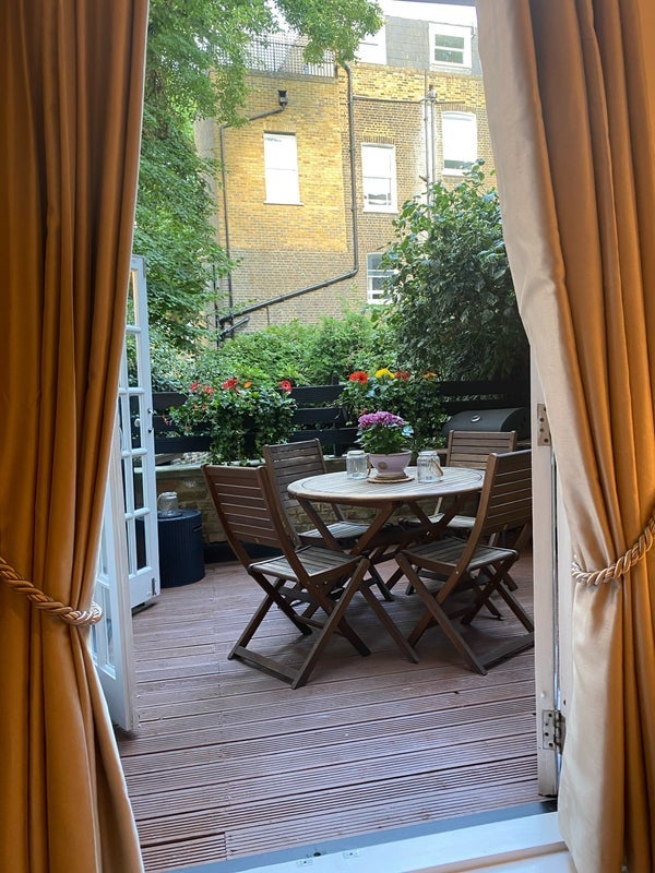 Flat Eardley Crescent in Greater London