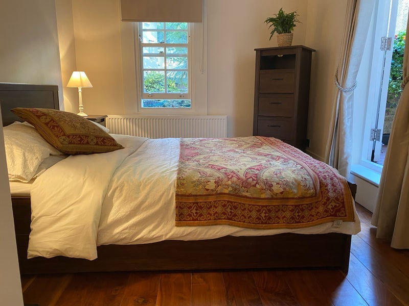 Flat Eardley Crescent in Greater London
