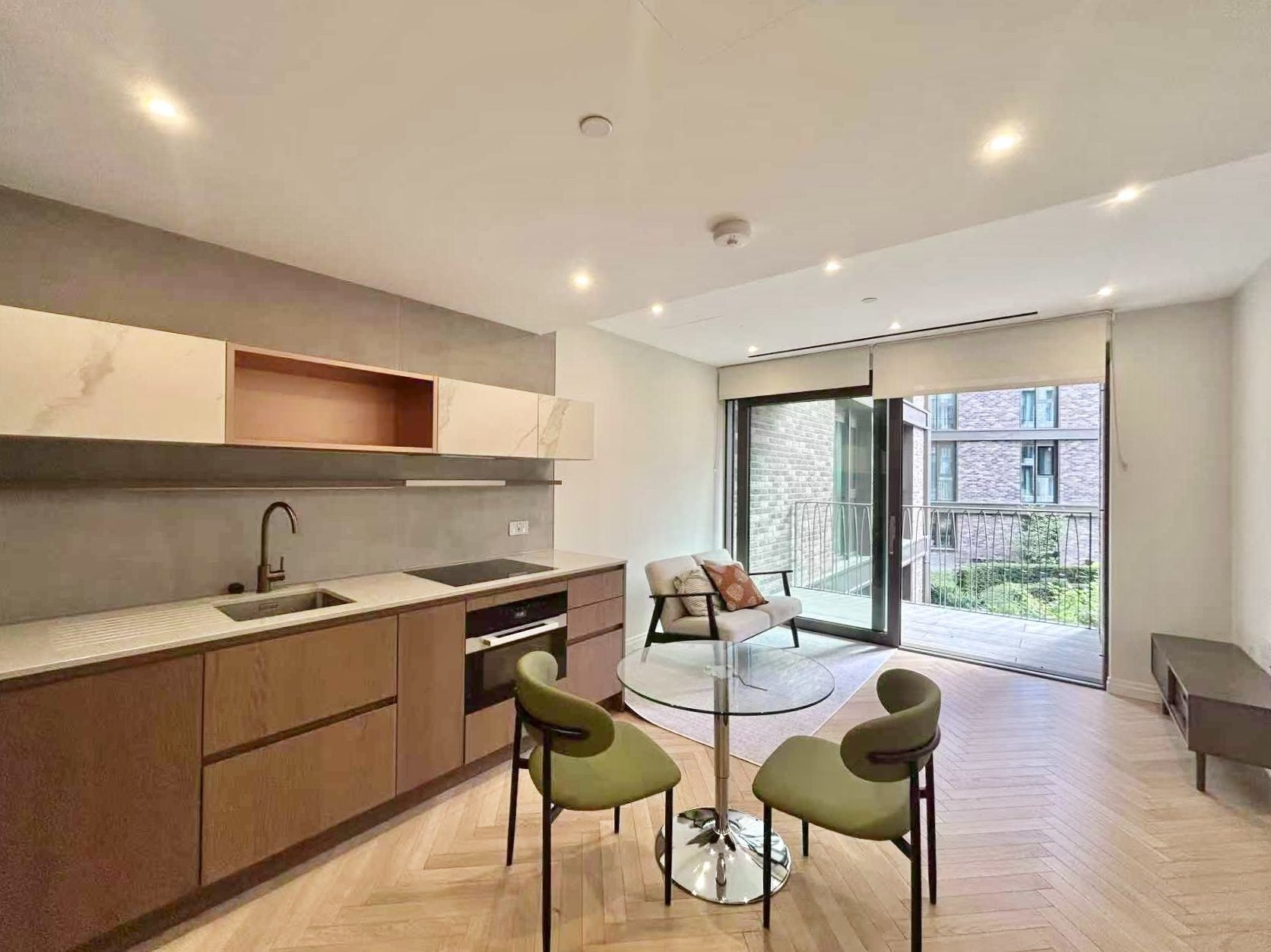 Flat Michael Road in Greater London