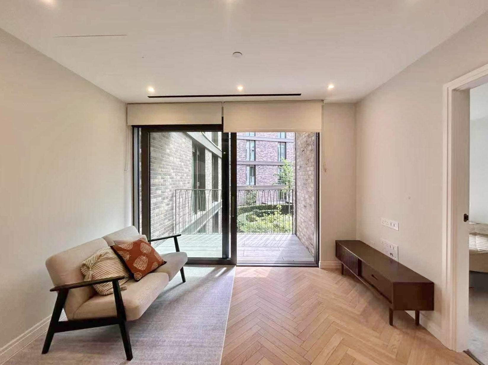 Flat Michael Road in Greater London