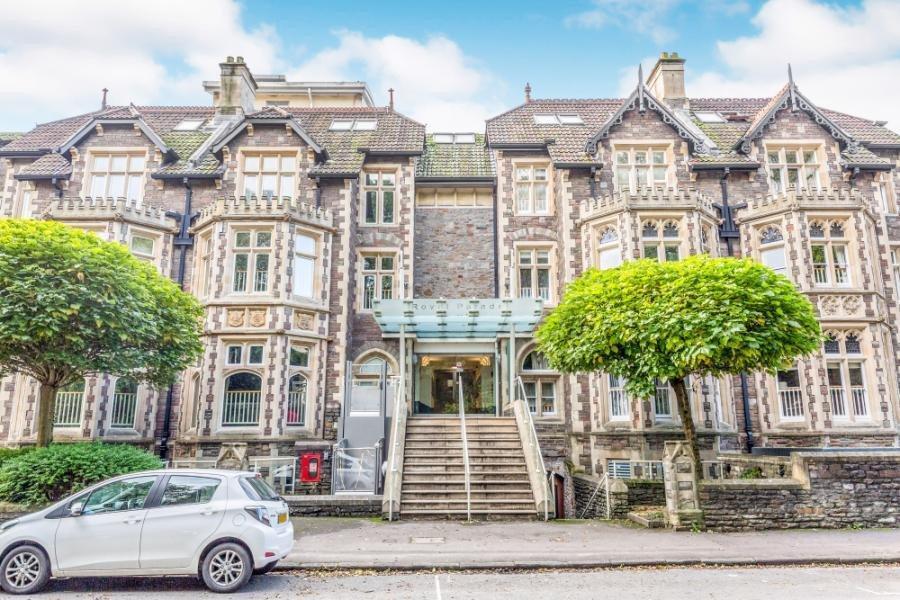 Flat Elmdale Road in Bristol