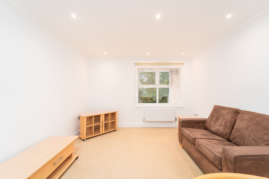 Flat Tapster Street in Greater London