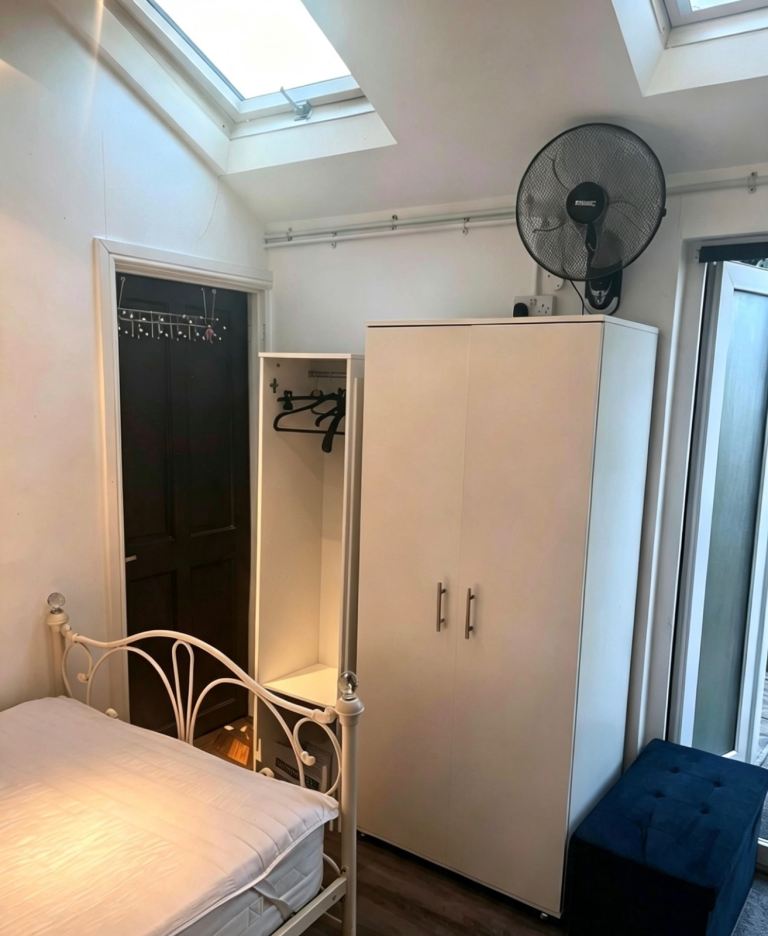 Room Trelawney Road in Greater London