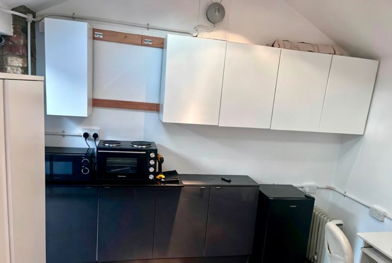 Room Trelawney Road in Greater London