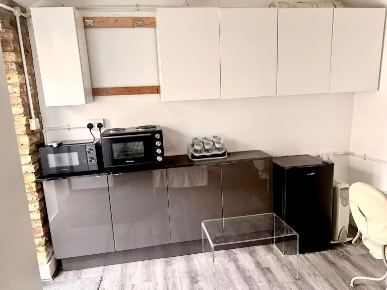 Room Trelawney Road in Greater London