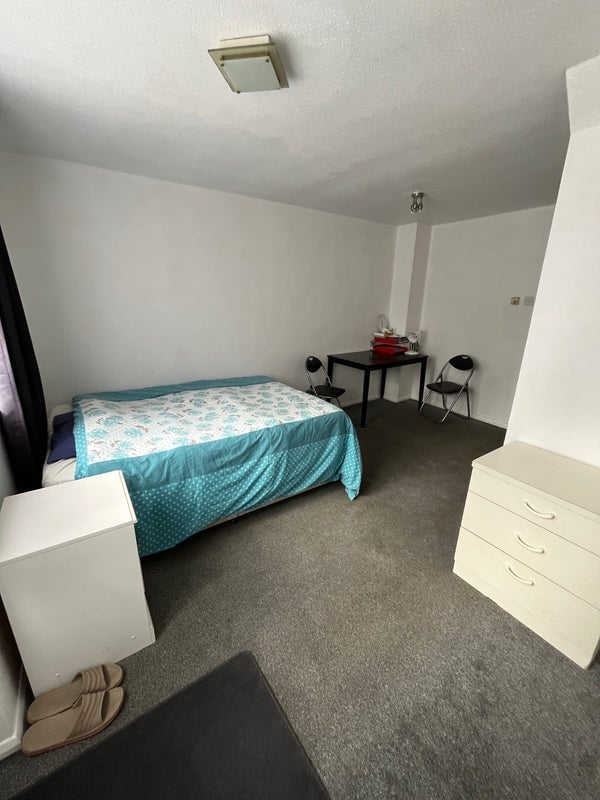 Room Coopers Close in Greater London
