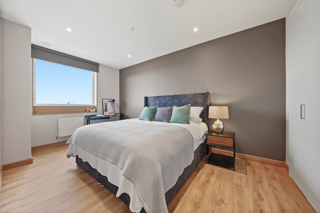Flat Anthems Way in Greater London