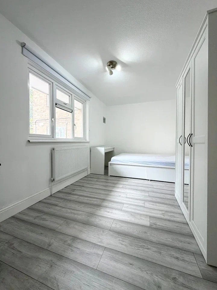 Flat Cruikshank Road in Greater London