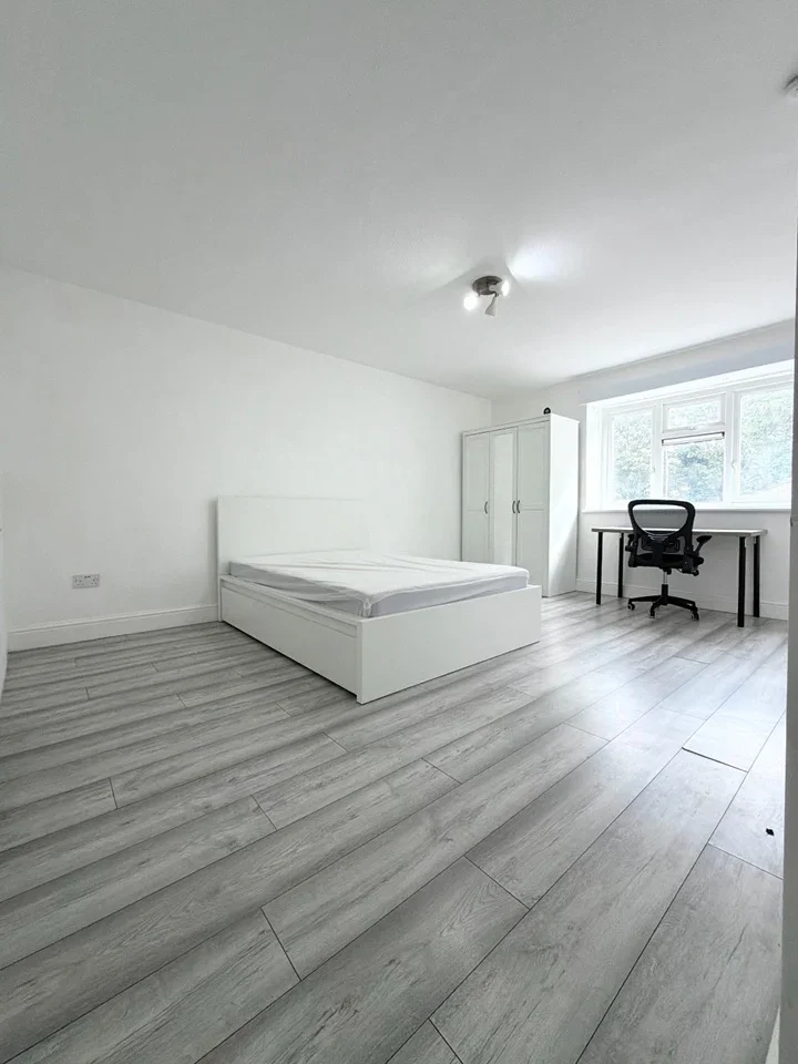 Flat Cruikshank Road in Greater London