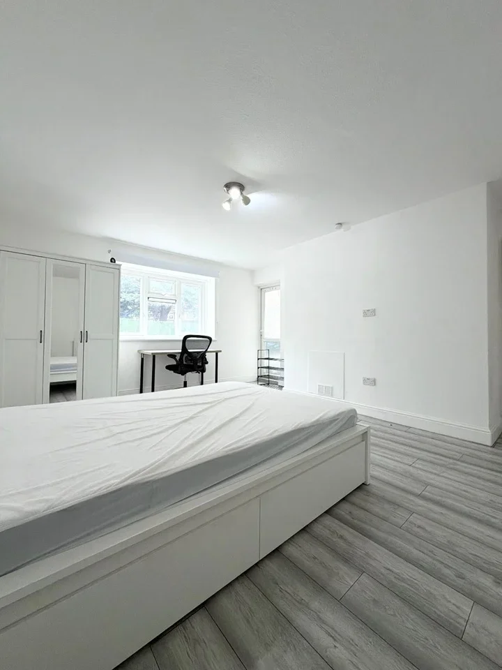 Flat Cruikshank Road in Greater London