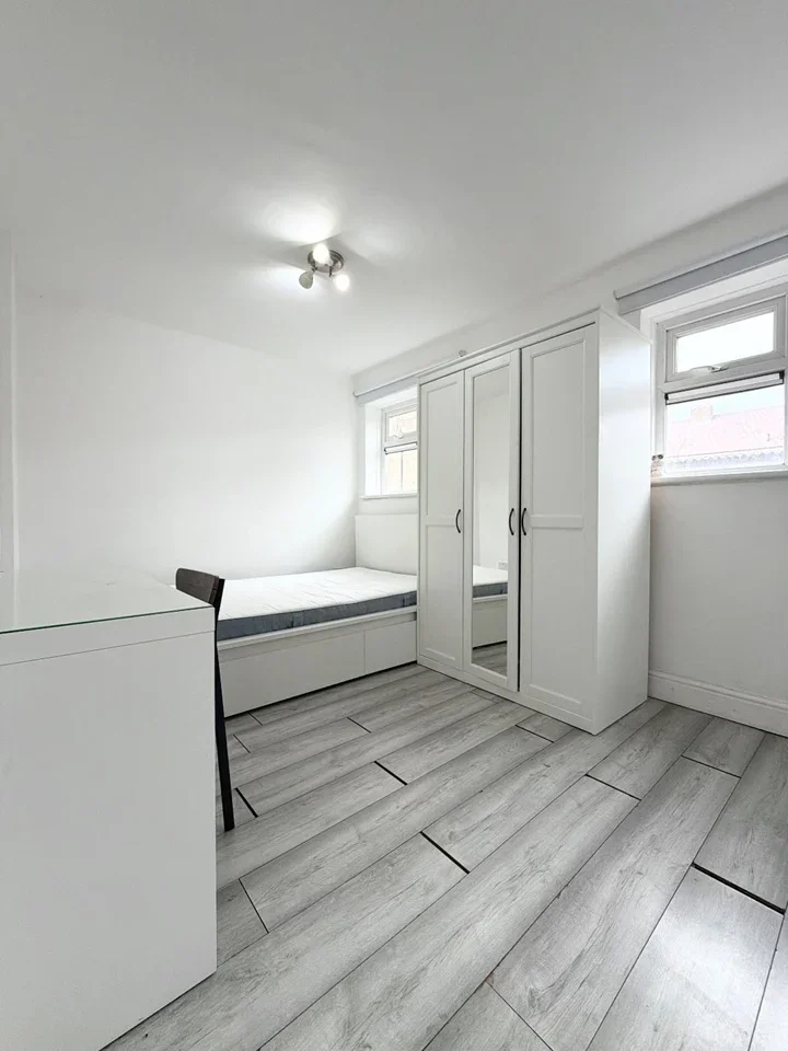 Flat Cruikshank Road in Greater London