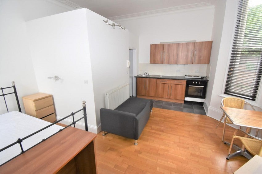 Flat Milverton Hill in Royal Leamington Spa