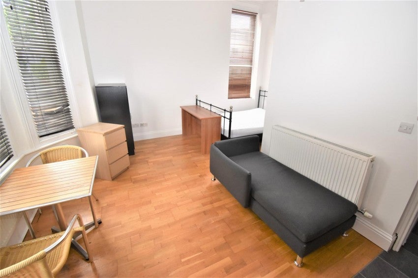 Flat Milverton Hill in Royal Leamington Spa