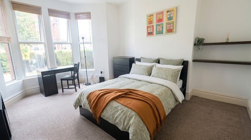 Room Downend Road in Bristol