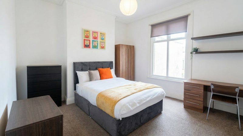 Room Downend Road in Bristol