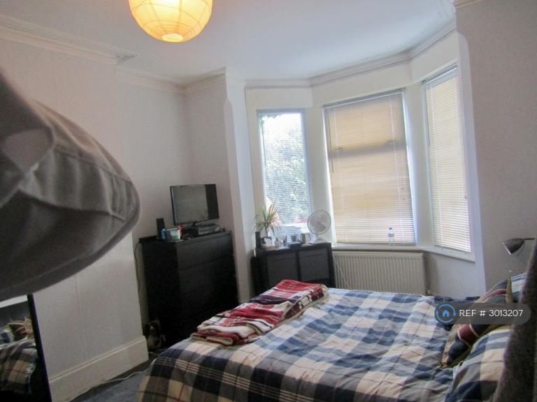 Room Junction Road in Reading
