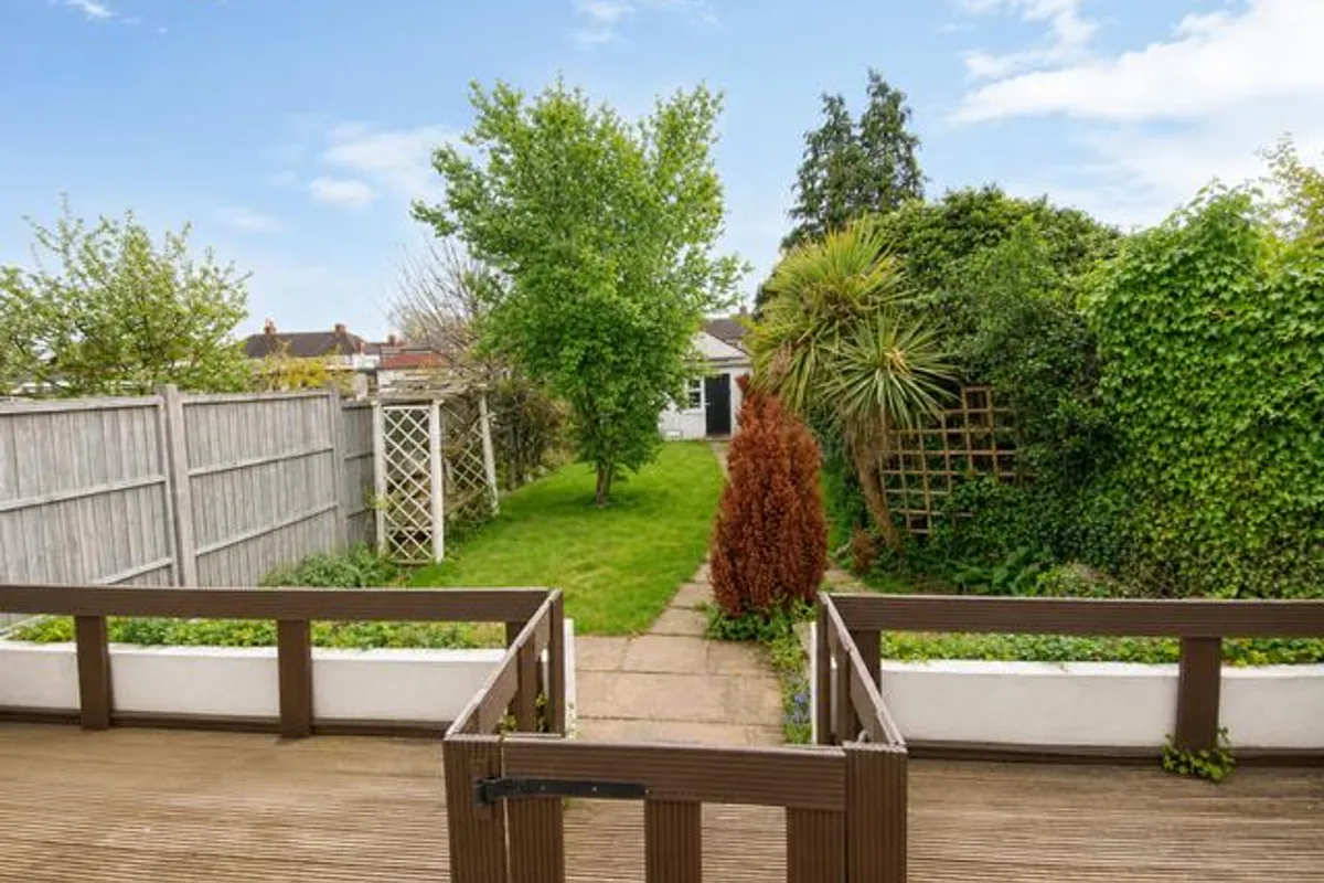House Hanover Avenue in Greater London