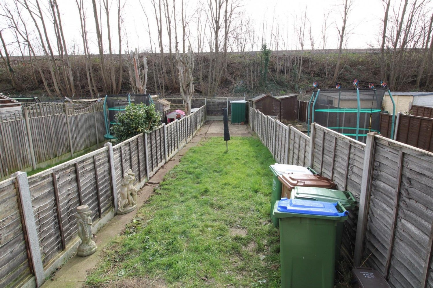 Flat Eversley Avenue in Greater London