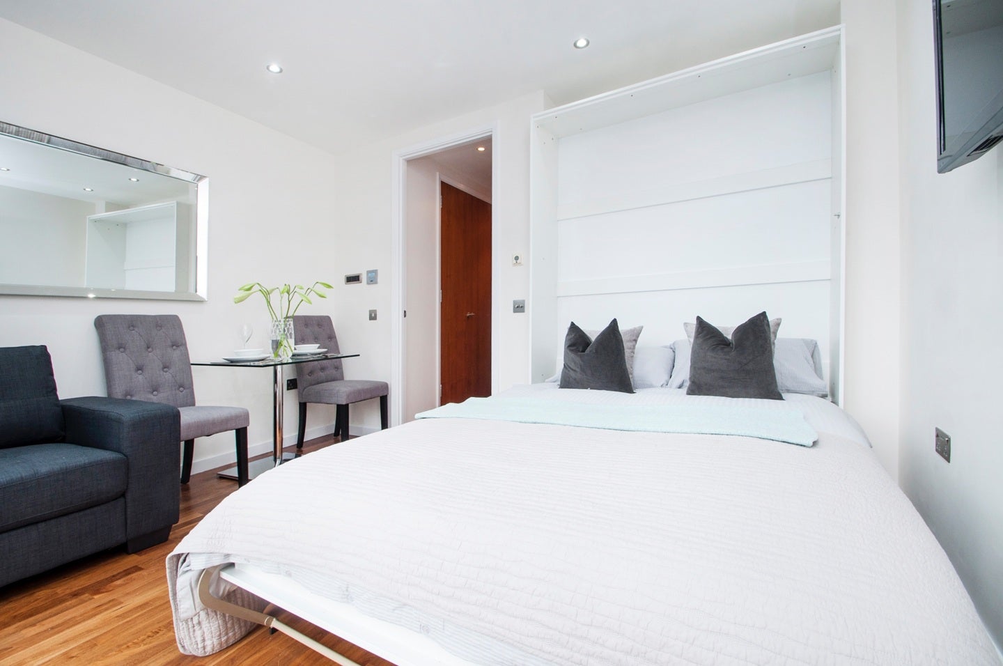 Flat Fairmont Avenue in Greater London