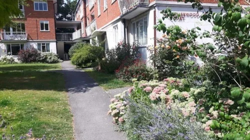 Flat Hitherwood Court in London Borough of Southwark