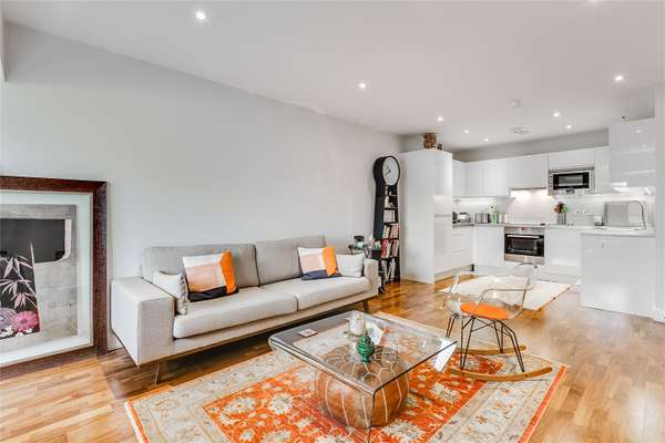 Flat Holman Road in Greater London