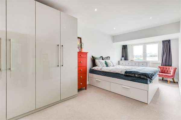 Flat Holman Road in Greater London