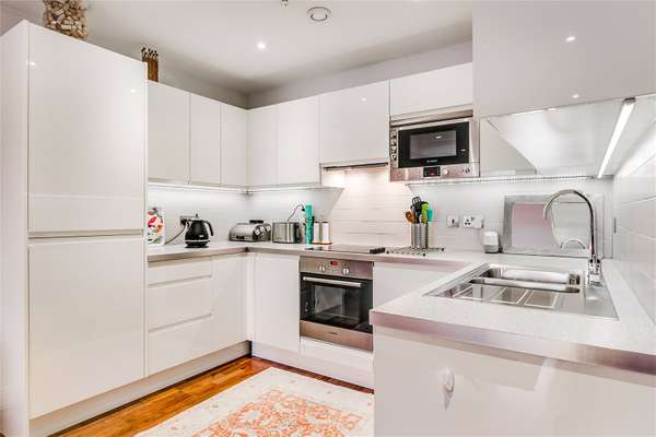 Flat Holman Road in Greater London