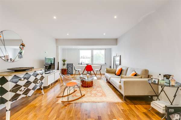 Flat Holman Road in Greater London