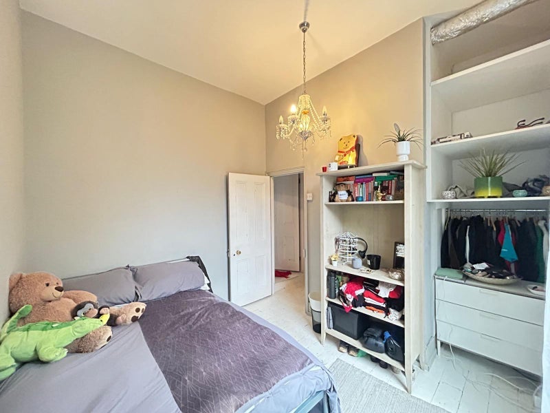 Room Morval Road in Greater London