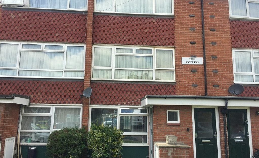 Flat Eccleston Crescent in Greater London