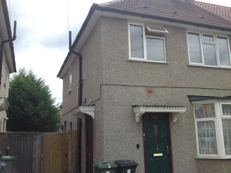 Flat Valence Wood Road in Greater London